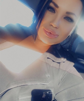 Обожаю создавать незабываемые моменты нашей страстной встречи. Живу в Москве, в самом сердце этого города желания. Мои услуги - полное удовлетворение твоих желаний, нежный массаж, откровенный стриптиз и многое другое. 🌹 Не возможно не ощутить мою опытность и чувственность - об этом говорят мои блестящие отзывы. У тебя есть фантазии, которые ты хочешь осуществить? Со мной ты погрузишься в мир наслаждения и удовольствия. Встречи со мной - это нечто большее, чем всего лишь секс. Ты можешь найти мои фото на моей странице, они оставят незабываемое впечатление о наших возможностях вместе. Жду нашей встречи, милый. 💋 1860, 33 года